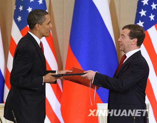 7月6日,在俄罗斯首都莫斯科,俄罗斯总统梅德韦杰夫与美国总统奥巴马在签字仪式上交换文件。当日,俄美双方通过了关于反导问题、核领域合作、阿富汗问题等联合声明。新华社记者鲁金博摄