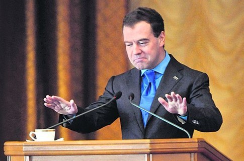 俄总统访乌克兰时遗忘的水杯被高价拍卖(图)