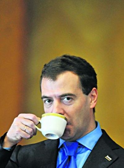 俄总统访乌克兰时遗忘的水杯被高价拍卖(图)