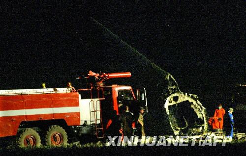 8月24日，救援人员在吉尔吉斯斯坦首都比什凯克马纳斯国际机场附近的坠机现场搜救。一架波音737客机当地时间24日晚8时许在这里坠毁，导致70人遇难。 新华社/法新